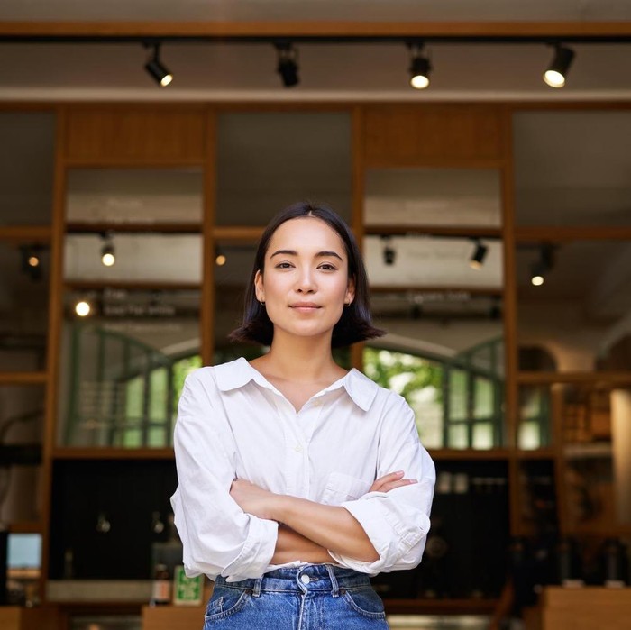 Rasa percaya diri bukan hanya soal kepribadian, tetapi juga bisa dilatih. Simak enam trik psikologi yang dapat membantu meningkatkan kepercayaan diri dalam berbagai situasi/Foto: Magnific/benzoix