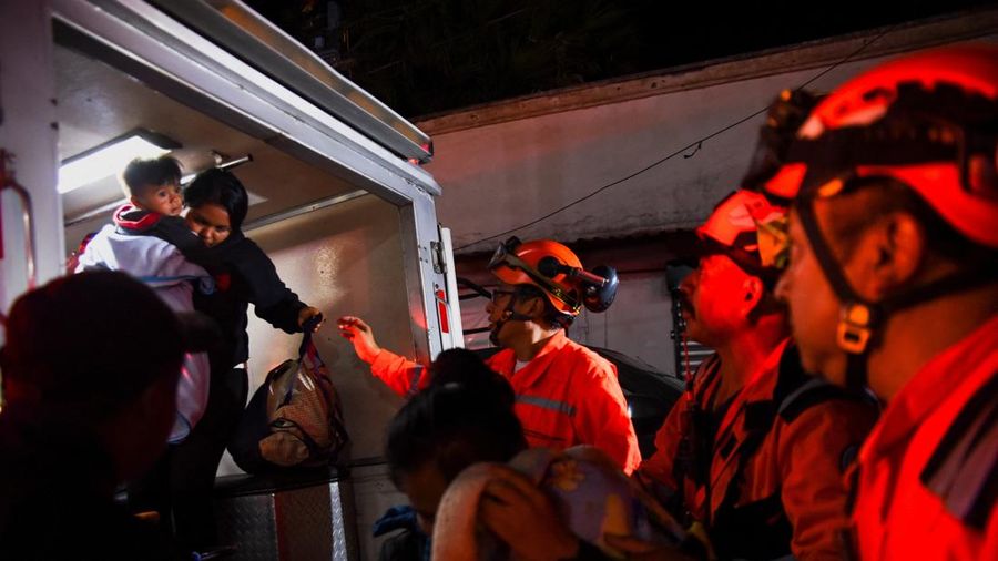 Ratusan penduduk nan tinggal di lereng Gunung Fuego di Guatemala mengungsi sepanjang Selasa, setelah gunung berapi itu terus memuntahkan lava dan abu vulkanik ke udara sejak satu hari sebelumnya. (REUTERS/Cristina Chiquin)