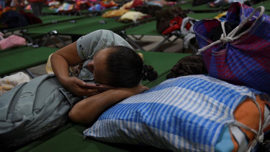 Ratusan penduduk nan tinggal di lereng Gunung Fuego di Guatemala mengungsi sepanjang Selasa, setelah gunung berapi itu terus memuntahkan lava dan abu vulkanik ke udara sejak satu hari sebelumnya. (REUTERS/Cristina Chiquin)