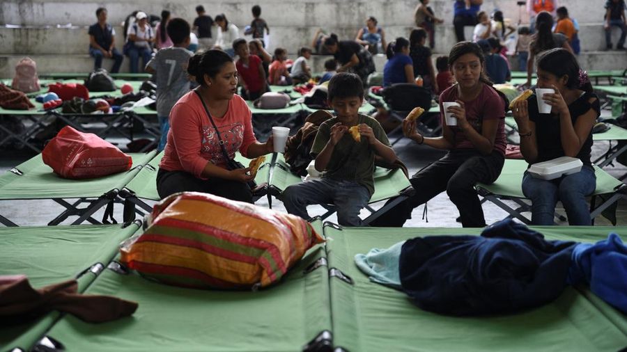 Ratusan penduduk nan tinggal di lereng Gunung Fuego di Guatemala mengungsi sepanjang Selasa, setelah gunung berapi itu terus memuntahkan lava dan abu vulkanik ke udara sejak satu hari sebelumnya. (REUTERS/Cristina Chiquin)