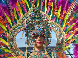 Rihanna Hebohkan Karnaval di Kampung Halaman, Kostum Seksi Bertabur Permata