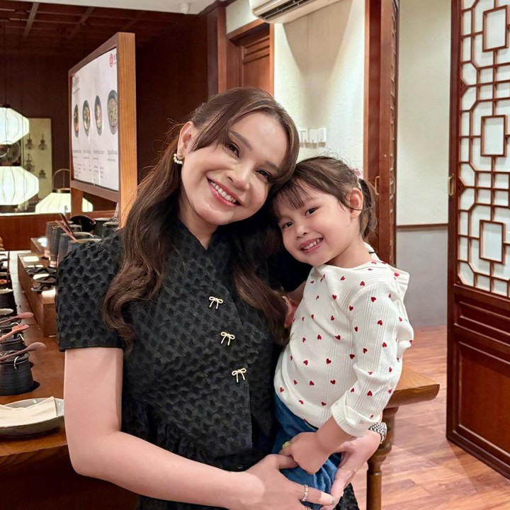 <p>Rossa mengaku tak berniat menyembunyikan Raina dari publik. Namun, memang sang penyanyi tak pernah mengekspos kehidupan pribadinya. &ldquo;Aku dari dulu memang tidak pernah ekspos kehidupan pribadi aku, memang sudah terbiasa. Aku enggak ngumpetin dia. Cuma mungkin orang enggak ngeh dia ada dimana saja loh. Ya waktunya memang gabisa menjelaskan,&rdquo; tutur Rossa seperti dikutip dari <em>detikcom, </em>baru-baru ini. (Foto: Instagram @itsrossa910)</p>