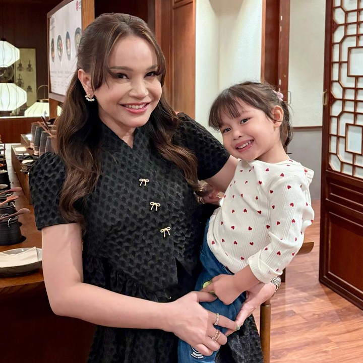 <p>Tak sedikit dari mereka yang dibuat salah fokus dengan paras ibu dan anak ini karena dinilai bak pinang dibelah dua. &ldquo;Kembarrrrrrr, cepet banget gede rainaaa, nanti main lagi sama Selina yaa,&rdquo; tulis Mahalini Raharja. &ldquo;Mirip bangeeeet,&rdquo; tulis akun <em>@debbytransi****.&nbsp;</em>(Foto: Instagram @itsrossa910)</p>
