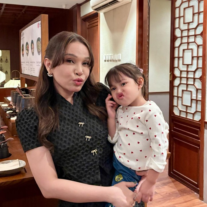 <p>Sejak memperkenalkan Raina kepada publik, Rossa semakin sering membagikan momen kebersamaan mereka melalui media sosial. Beragam potret hangat Bunda dan anak itu pun diunggah ke akun Instagram pribadinya.&nbsp;(Foto: Instagram @itsrossa910)</p>