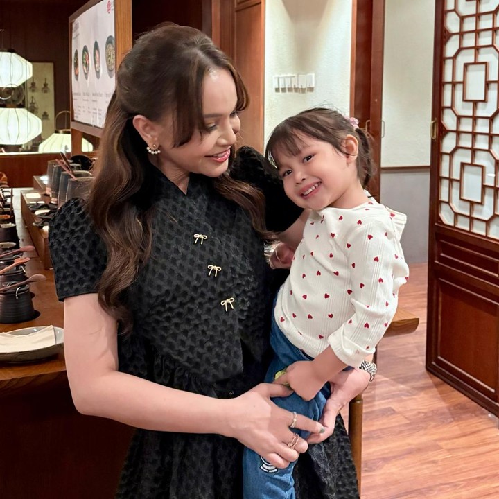 <p>Kehidupan anak-anak artis memang kerap mencuri perhatian publik. Tak terkecuali Raina, putri semata wayang salah satu diva Indonesia, Rossa, yang belakangan kembali menjadi sorotan. (Foto: Instagram @itsrossa910)</p>