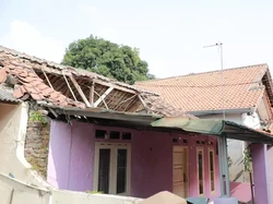 Rumah Warga Ambruk 6 Bulan Belum Diperbaiki, Pemkot Serang Beri Bantuan
