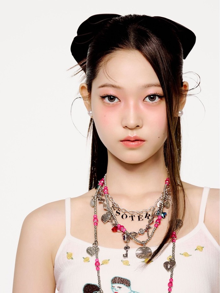 Sebelum resmi memulai debut sebagai member TUIDE, Jia sempat menjadi siswa Flowing Academy, yakni tempat pelatihan bagi calon idol ataupun trainee. Ia diketahui mengenyam pendidikan di Amerika Serikat dan Swiss./ Foto: instagram.com/tuide_abd