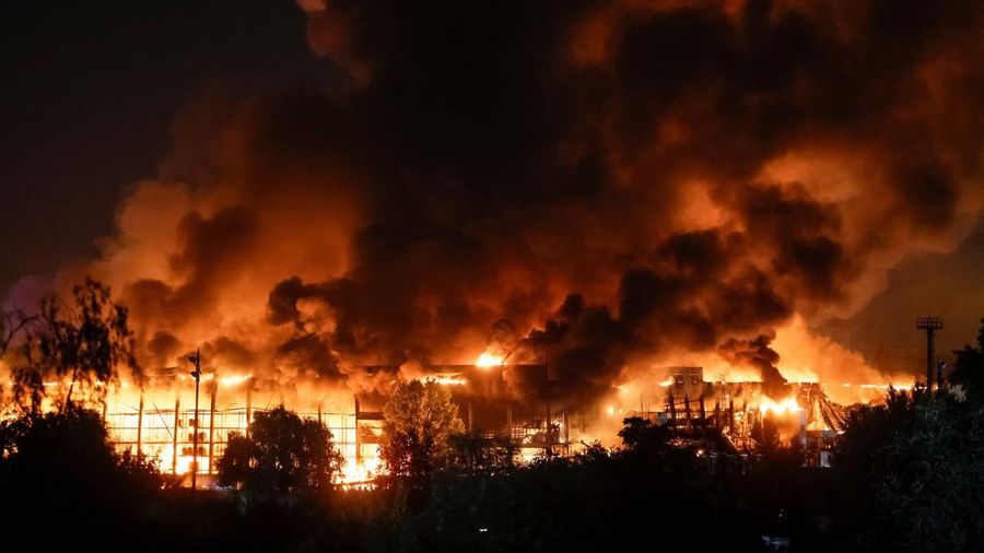 Sebuah gedung penyimpanan supermarket terbakar setelah serangan rudal Rusia di tengah serangan Rusia terhadap Ukraina, di Kyiv, Ukraina, 5 Agustus 2026.