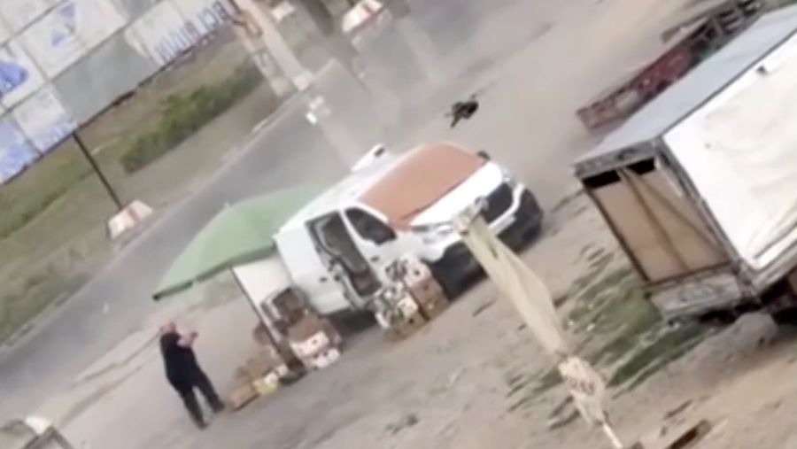 Seorang pedagang sayur di kota Kherson, Ukraina selatan, terluka setelah diduga dikejar pesawat nirawak (drone) Rusia sebelum perangkat tersebut meledak di samping mobil van nan dijadikannya lapak pasar, Selasa (4/8/2026).