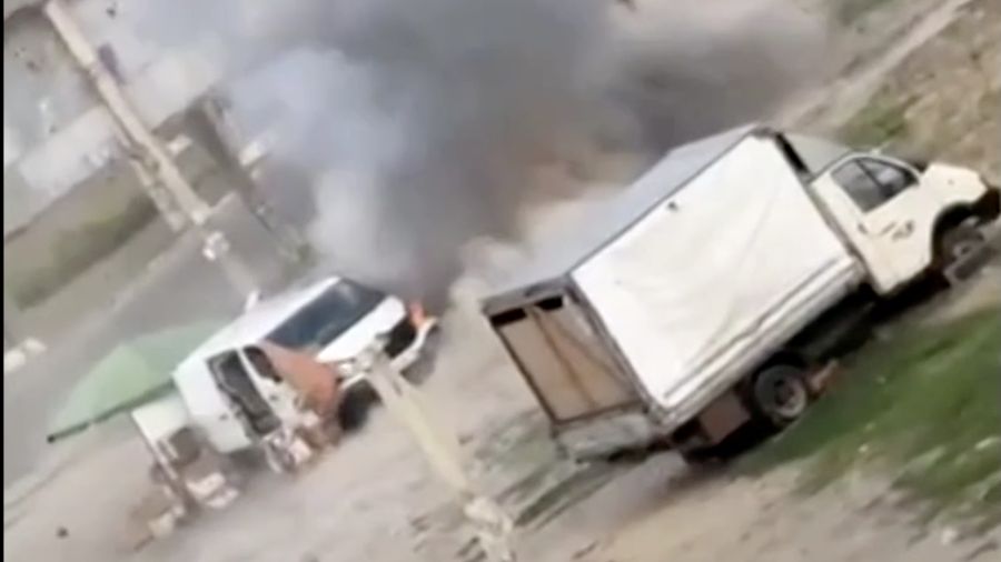 Seorang pedagang sayur di kota Kherson, Ukraina selatan, terluka setelah diduga dikejar pesawat nirawak (drone) Rusia sebelum perangkat tersebut meledak di samping mobil van nan dijadikannya lapak pasar, Selasa (4/8/2026).