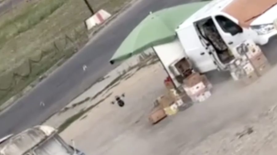 Seorang pedagang sayur di kota Kherson, Ukraina selatan, terluka setelah diduga dikejar pesawat nirawak (drone) Rusia sebelum perangkat tersebut meledak di samping mobil van nan dijadikannya lapak pasar, Selasa (4/8/2026). (Tangkapan Layar Video Reu