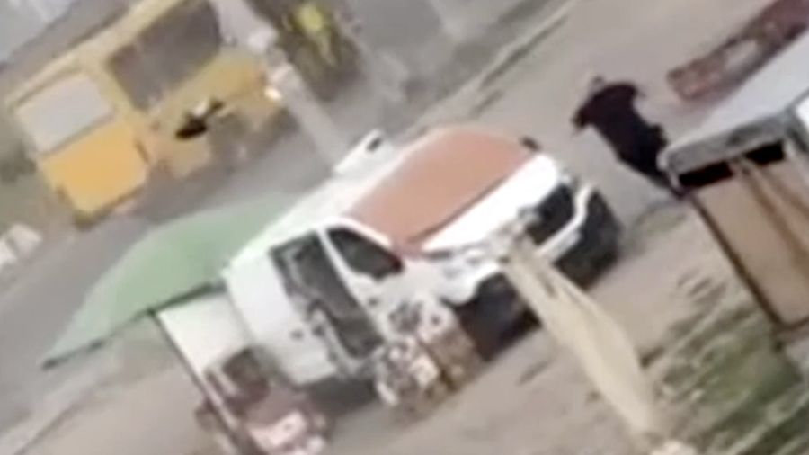 Seorang pedagang sayur di kota Kherson, Ukraina selatan, terluka setelah diduga dikejar pesawat nirawak (drone) Rusia sebelum perangkat tersebut meledak di samping mobil van nan dijadikannya lapak pasar, Selasa (4/8/2026).