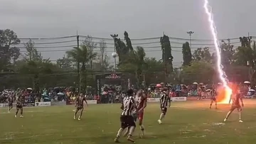 Liputan Olahraga CNN Sport : Satu Pemain Thailand Tewas Disambar Petir, 8 Orang Luka-luka