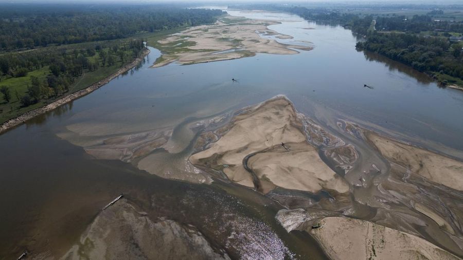 Tampilan dari drone memperlihatkan gosong pasir nan muncul di permukaan Sungai Vistula dekat Jozefow—di pinggiran Warsawa, Polandia, pada 4 Agustus 2026—akibat gelombang panas nan menyebabkan penurunan permukaan air sungai di beragam wilayah negara tersebut.