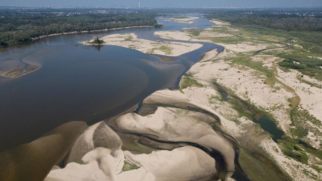 Geger Sungai Kini Jadi Hamparan Pasir, Muncul Pulau-Tumbuh Rumput