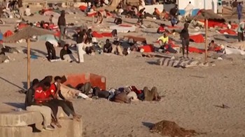 Penampakan Ratusan Migran dari Maroko Bertahan di Pantai Ceuta