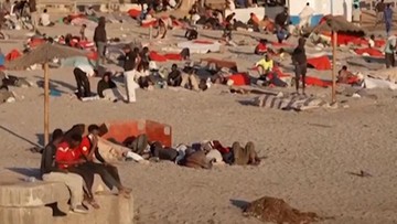 Penampakan Ratusan Migran dari Maroko Bertahan di Pantai Ceuta