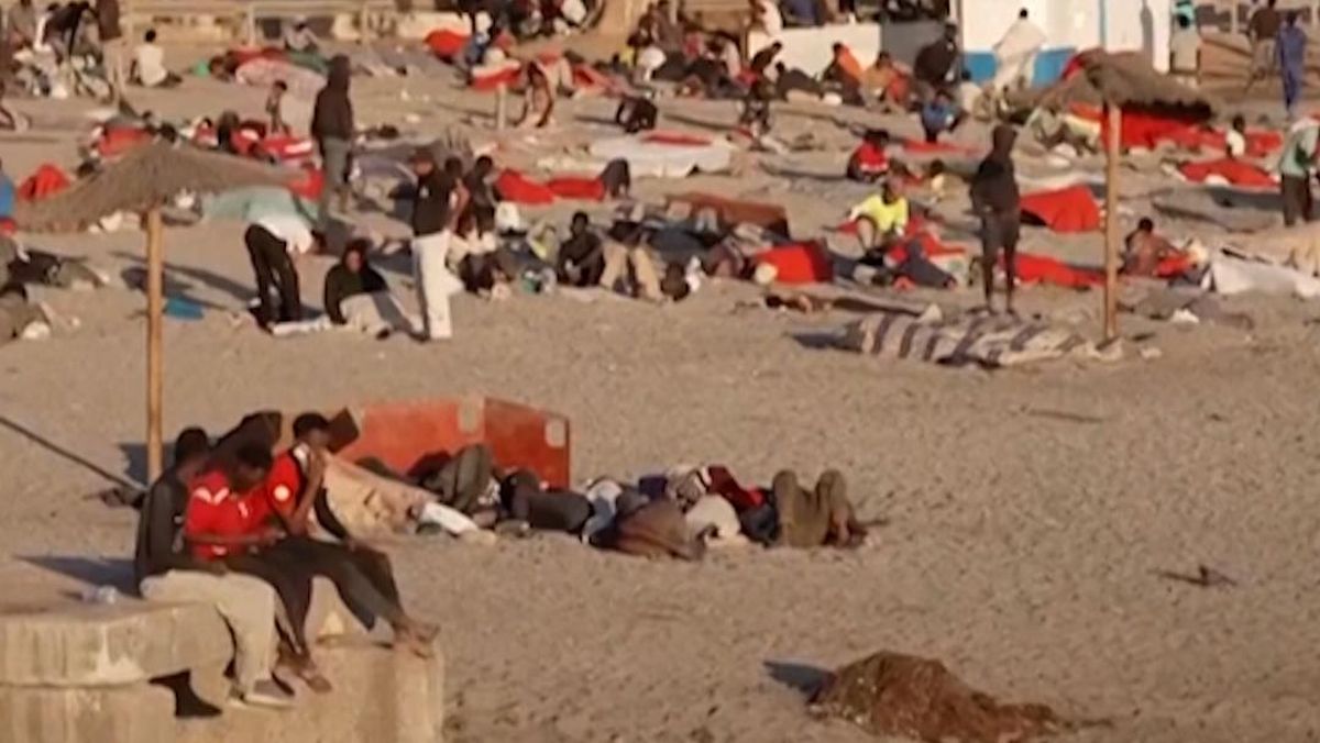 Penampakan Ratusan Migran dari Maroko Bertahan di Pantai Ceuta