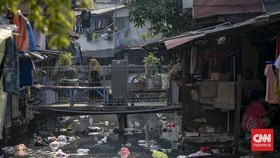 Warga beraktivitas di kawasan permukiman padat penduduk di Jakarta, Rabu (5/8/2026). Badan Pusat Statistik (BPS) mencatat jumlah penduduk miskin di Indonesia pada Maret 2026 turun menjadi 22,93 juta orang atau 8,07 persen dari total penduduk, berkura