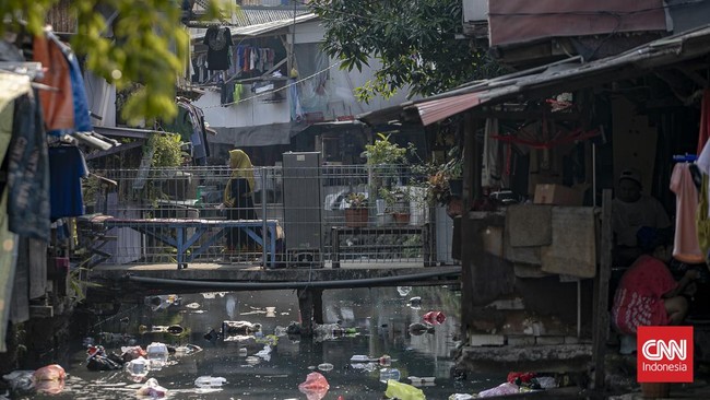 Warga beraktivitas di kawasan permukiman padat penduduk di Jakarta, Rabu (5/8/2026). Badan Pusat Statistik (BPS) mencatat jumlah penduduk miskin di Indonesia pada Maret 2026 turun menjadi 22,93 juta orang atau 8,07 persen dari total penduduk, berkura