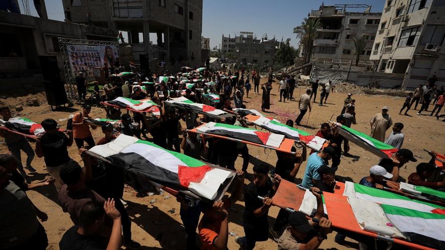 Warga Gaza menggelar pemakaman jenazah 112 personil satu family besar nan tewas dalam agresi Israel nyaris tiga tahun lalu, Selasa (4/8/2026). (via REUTERS/Dawoud Abu Alkas)