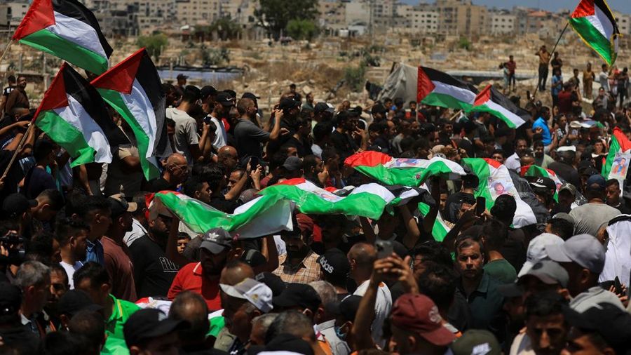 Warga Gaza menggelar pemakaman jenazah 112 personil satu family besar nan tewas dalam agresi Israel nyaris tiga tahun lalu, Selasa (4/8/2026). (via REUTERS/Dawoud Abu Alkas)