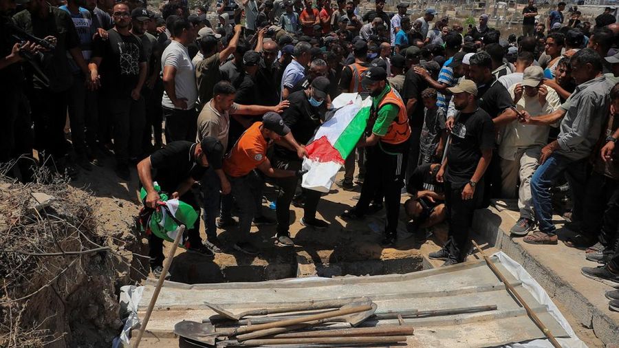 Warga Gaza menggelar pemakaman jenazah 112 personil satu family besar nan tewas dalam agresi Israel nyaris tiga tahun lalu, Selasa (4/8/2026). (via REUTERS/Dawoud Abu Alkas)
