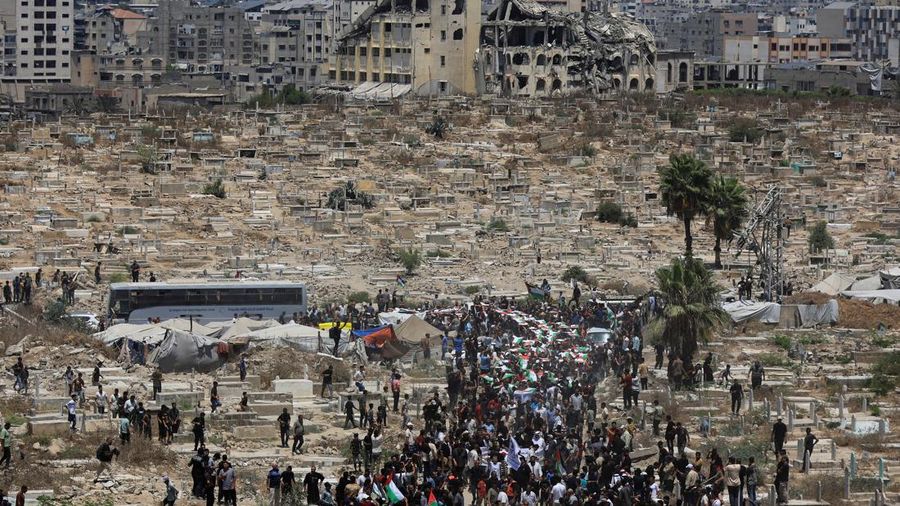 Warga Gaza menggelar pemakaman jenazah 112 personil satu family besar nan tewas dalam agresi Israel nyaris tiga tahun lalu, Selasa (4/8/2026). (via REUTERS/Dawoud Abu Alkas)
