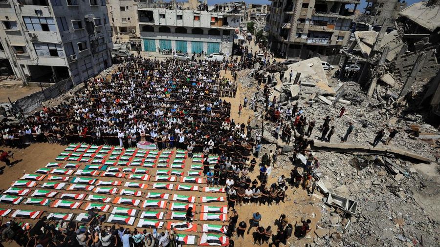 Warga Gaza menggelar pemakaman jenazah 112 personil satu family besar nan tewas dalam agresi Israel nyaris tiga tahun lalu, Selasa (4/8/2026). (via REUTERS/Dawoud Abu Alkas)