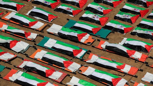 Potret Pilu Pemakaman Massal 112 Jenazah di Gaza