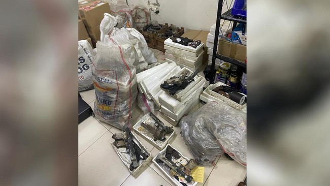 Senjata yang ditemukan itu di antaranya empat laras panjang, dua laras pendek, peredam, tujuh magasin berbagai jenis, sejumlah amunisi dengan berbagai kaliber, beberapa unit airsoft gun berbentuk FN P90, AK-47 dan M4 Carbine, taser gun, alat pembuat 