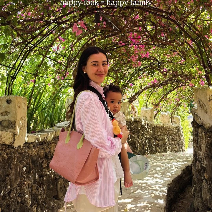 <p>Melalui unggahan di Instagram, Aaliyah membagikan momen <em>quality time</em>&nbsp;bersama suami dan putra semata wayangnya. Selama liburan, Aaliyah mengajak sang putra jalan-jalan di area <em>outdoor</em> untuk menikmati suasana asri yang ada di Sumba. (Foto: Instagram @aaliyah.massaid)</p>