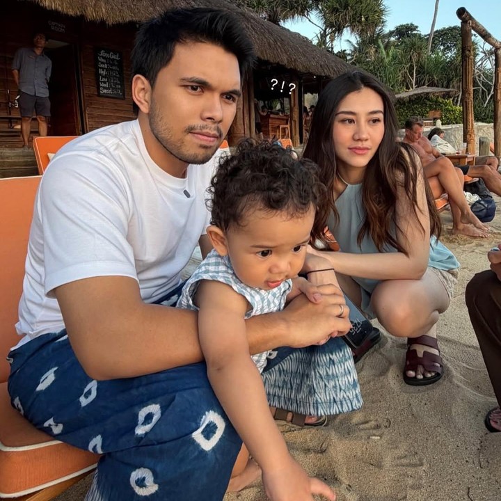 <p>Pasangan Aaliyah Massaid dan Thariq Halilintar baru-baru ini memutuskan untuk liburan keluarga ke Sumba, Nusa Tenggara Timur. Keduanya mengajak serta sang putra, Ahmad Arash Omara Thariq atau akrab disapa Arash. (Foto: Instagram @aaliyah.massaid)</p>