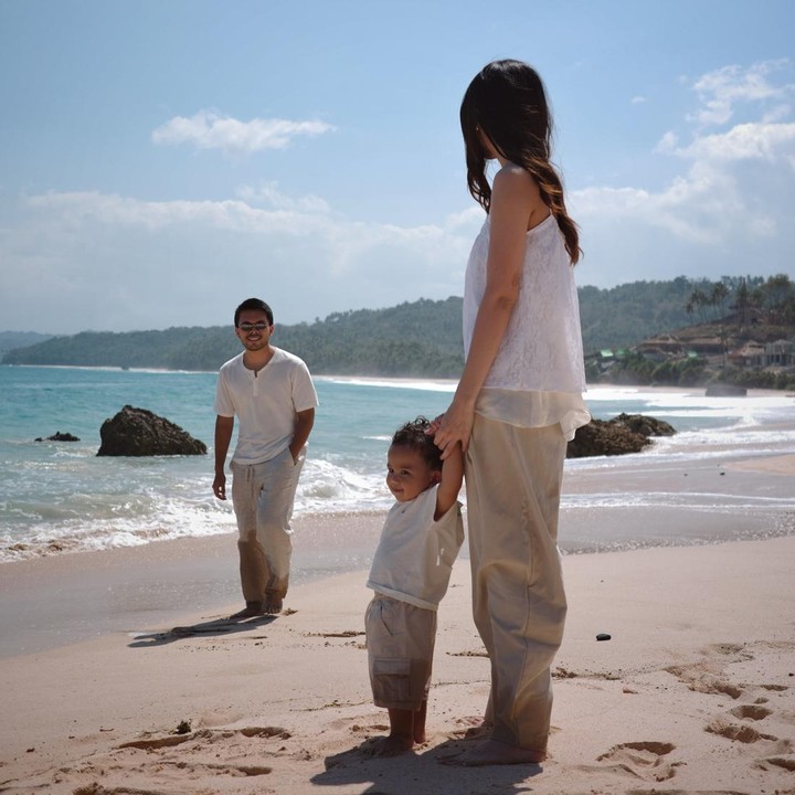 <p>Aaliyah dan Thariq juga menyempatkan diri mengajak Arash menikmati waktu untuk bermain di pantai, Bunda. Arash terlihat bahagia saat bermain pasir sambil menikmati pemandangan indah lautan, ditemani kedua orang tuanya. Dalam potret yang dibagikan, keluarga Aaliyah ini kompak mengenakan baju putih dan celana berwarna <em>cream</em>. (Foto: Instagram @aaliyah.massaid)</p>