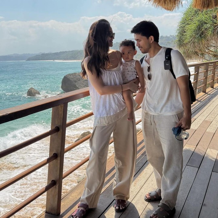 <p>Aaliyah sendiri mengungkap bahwa liburan bersama Arash menjadi '<em>bucket list</em>'-nya, Bunda. Aaliyah begitu senang karena bisa mewujudkan keinginannya berkunjung ke Sumba bersama sang putra, yang baru saja berulang tahun ke-1. "<em>Another bucket-list checked, got my favorite companions with me. MashaAllah</em>," tulisnya. (Foto: Instagram @aaliyah.massaid)</p>