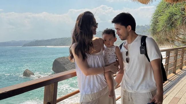 Potret Gemas Arash Anak Aaliyah Massaid Diajak Liburan ke Pantai di Sumba