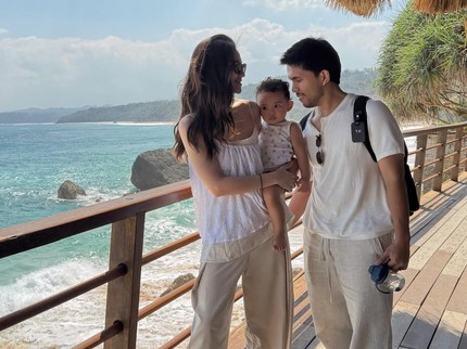 Potret Gemas Arash Anak Aaliyah Massaid Diajak Liburan ke Pantai di Sumba