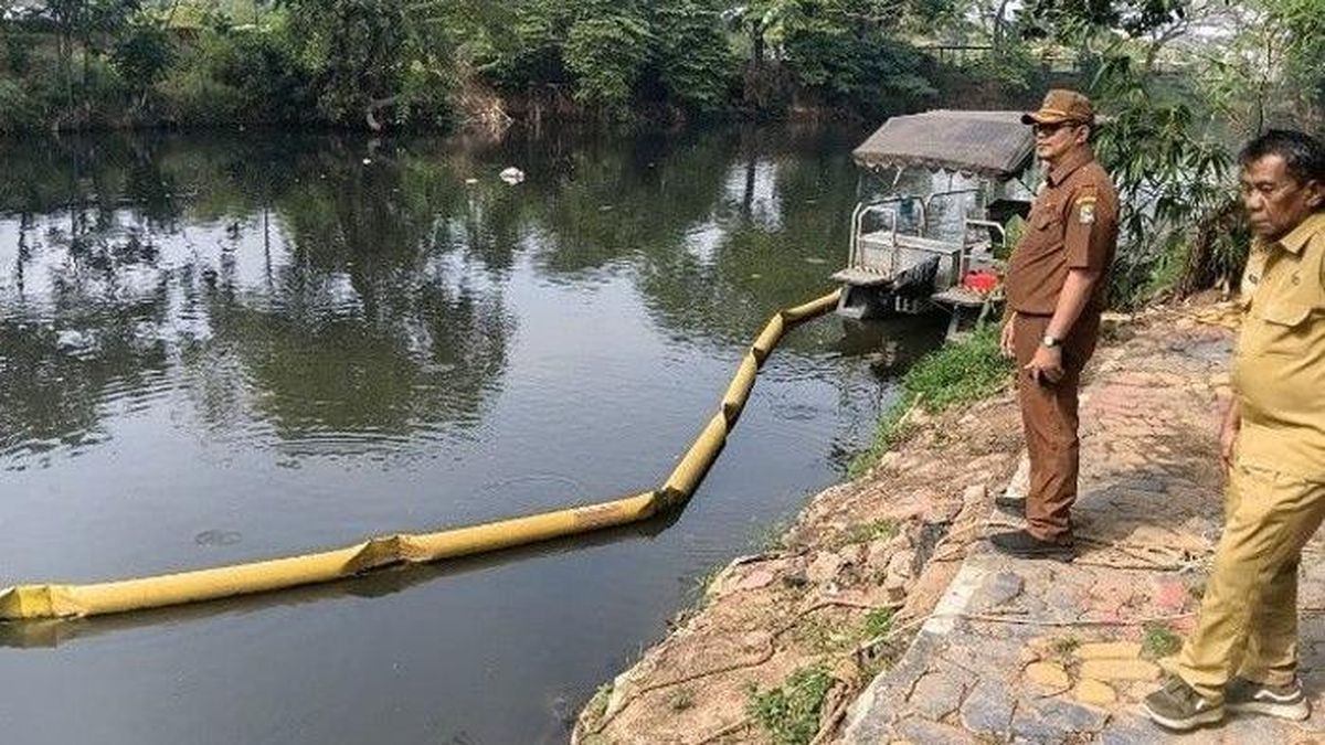 Air Kali Bekasi Menghitam Seperti Oli Bekas, Diduga Tercemar
