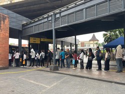 Sopir Angkot M44 Demo, Warga Ngeluh Antre Panjang Jaklingko di Stasiun Tebet