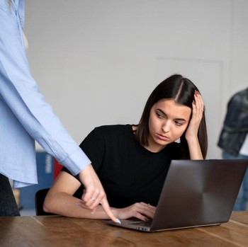 5 Cara Mengatasi Kondisi Tidak Nyaman karena Teman Kerja Toksik