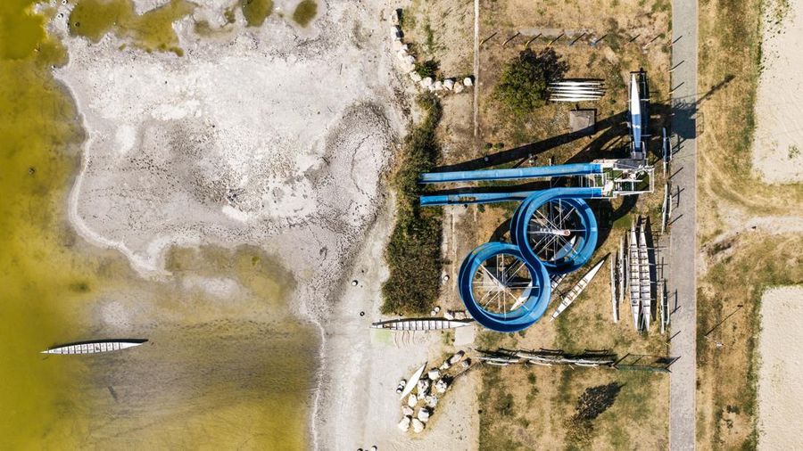 Foto udara menujukkan menurunnya permukaan air di Danau Velence, Hungaria, Kamis (6/8/2026).
Permukaan air di Danau Velence diprediksi bakal turun ke level terendah sepanjang masa pada musim panas ini akibat dampak perubahan iklim. (REUTERS/Marton Mo