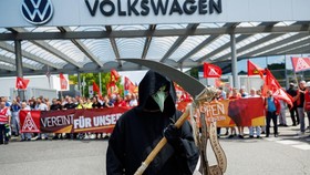Seorang pria dari Deganwy, Wales, ditangkap dan didenda usai membuat panik pasien rumah sakit karena mengenakan kostum Grim Reaper atau malaikat maut.