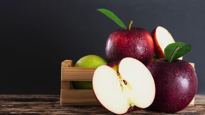 Apel termasuk buah yang sebaiknya tidak dikonsumsi saat perut kosong.