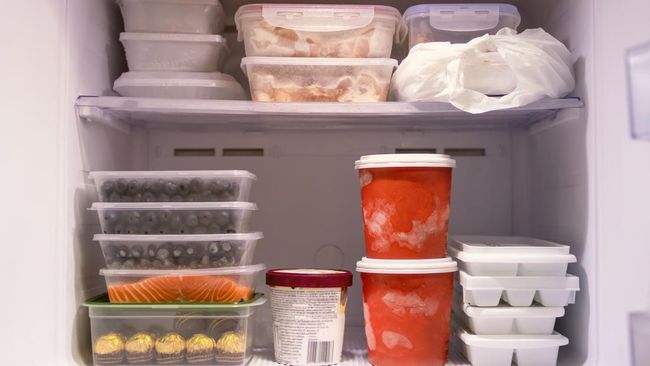 Sebelum meninggalkan rumah dalam waktu yang cukup lama, sebaiknya taruh koin di freezer kulkas. Ada manfaatnya yang perlu Anda tahu.