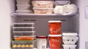 Sebelum meninggalkan rumah dalam waktu yang cukup lama, sebaiknya taruh koin di freezer kulkas. Ada manfaatnya yang perlu Anda tahu.