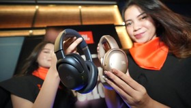 JBL memberikan pembaruan untuk JBL Tour ONE M3 dan earbud TWS JBL Tour PRO 3