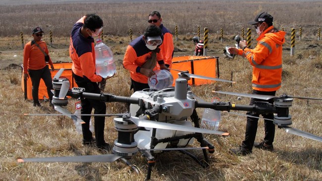 Petugas Badan Penanggulangan Bencana Daerah (BPBD) Jawa Timur mengisi tangki drone water spray yang digunakan untuk memadamkan kebakaran hutan dan lahan (karhutla) di kawasan Taman Nasional Bromo Tengger Semeru (TNBTS), Kabupaten Probolinggo, Jawa Ti