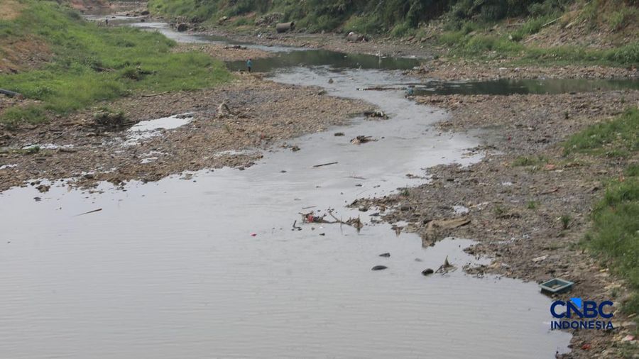 Kondisi air Kali Bekasi di sekitar Jembatan Jalan M Hasibuan, Kecamatan Bekasi Timur, Kota Bekasi, Jawa Barat, Kamis (6/8/2026). (CNBC Indonesia/Muhammad Sabki)