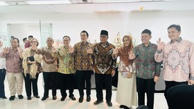 Menteri LH Jumhur Hidayat (tengah) dan Tenaga Ahli Menteri Bidang Advokasi Dan Penguatan Partisipasi Publik, Yudi Syamhudi Suyuti (kanan baris kedua)