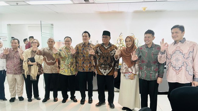 Menteri LH Jumhur Hidayat (tengah) dan Tenaga Ahli Menteri Bidang Advokasi Dan Penguatan Partisipasi Publik, Yudi Syamhudi Suyuti (kanan baris kedua)